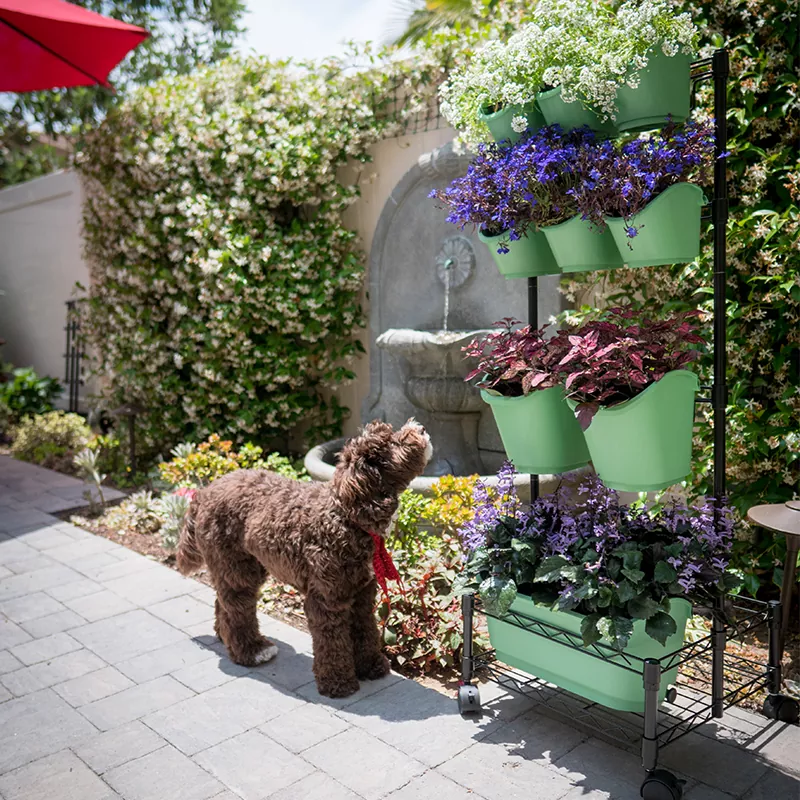 Mobile da parete verde in metallo con doppia struttura